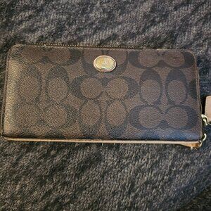 Preowned coach Peyton signature wallet
